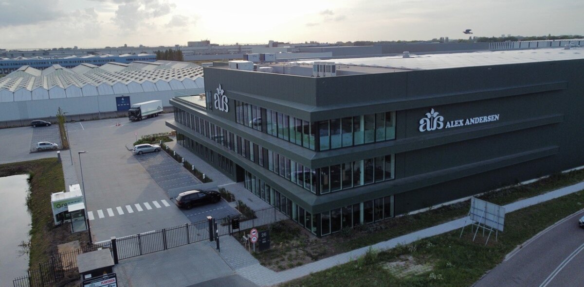 Sustainable and cost-effective battery solution for flower distributor